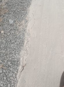 Retak dan Berdebu, Baru Saja Selesai Dikerjakan Pembangunan Rabat Beton Desa Cimancak