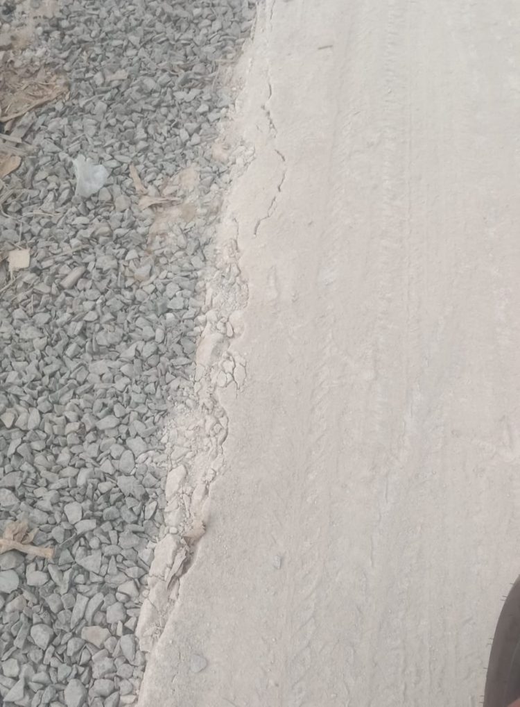 Retak dan Berdebu, Baru Saja Selesai Dikerjakan Pembangunan Rabat Beton Desa Cimancak
