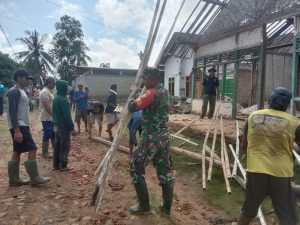 Eratkan Kemanunggalan TNI Rakyat, Babinsa Gotong-royong Bedah RTLH