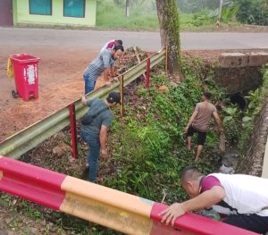 Kapolsek Cibadak Bersama Anggota Giat Jumsih Bersihkan Drainase
