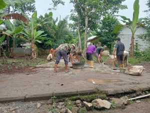 Jalan Rusak Tak Dapat Perhatian dari Pemerintah, Warga Perbaiki Jalan Poros Desa Secara Swadaya