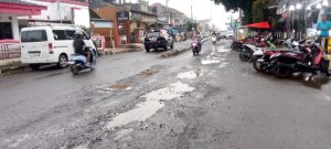 Jalan Rusak Parah di Depan Kantor Kecamatan Malingping yang Dikeluhkan Warga