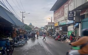 Kondisi Jalan Raya Pasar Malingping Semrawut, Limbah Ikan Cemari Badan Jalan
