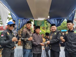 Ketua DPW I Provinsi Banten Serahkan Kaos Simbolis untuk Paguron se-Lebak Selatan