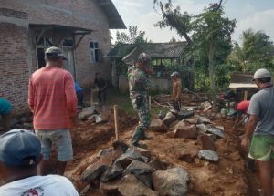 Peduli Sesama, Babinsa Koramil Sekampung Gotong-royong Bedah Rumah Warga Kurang Mampu