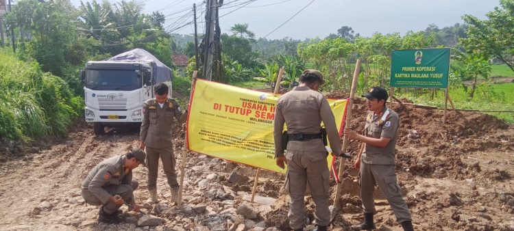 Satpol PP Didampingi Subdenpom III/4-1 Lebak Tutup Galian Tanah Diduga Belum Memiliki Izin