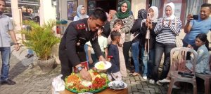 HUT Bhayangkara ke-79 Polsek Cibadak Dimeriahkan dengan Perlombaan Panjat Pinang dan Potong Tumpeng