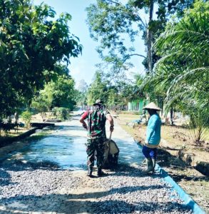 Ringankan Pekerjaan Warga Babinsa Sekura Bantu Cor Jalan Desa
