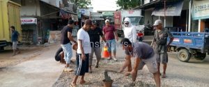 Pendekar Banten Korcam Wanasalam Gelar Gotong-Royong Perbaiki Jalan Pasar Binuangen Bersama Masyarakat