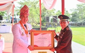 Pemkab Pesawaran Anugerahi Tiga Penghargaan kepada Kejari Pesawaran