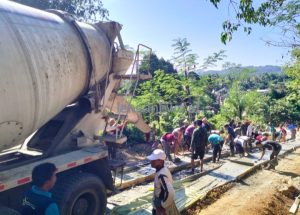 Tidak Ada Kepedulian dari Pemerintah Warga Kampung Cimanyangray Bangun Jalan Poros Secara Swadaya