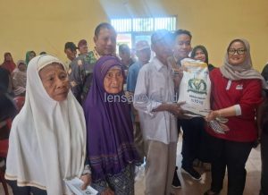 Bupati Ela Pastikan Bantuan Beras Sampai ke Warga, 354 KK Terima 20 Kg per Dua Bulan