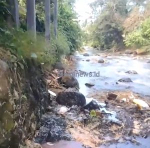 Diduga Rumah Potong Hewan di Desa Cirinten Buang Limbah Langsung Kesungai Ciliman