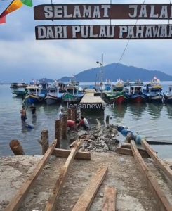 Dua Kali Roboh Dihantam Badai, Masyarakat Desa Pulau Pahawang Renovasi Dermaga Secara Swadaya