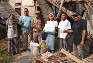 YBM PLN UID Banten Berikan Bantuan pada Rumah Tertimpa Pohon Kelapa