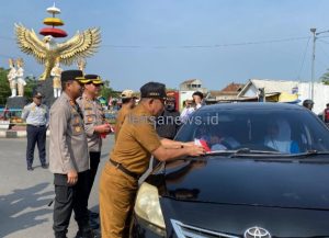 Pemkab Pesawaran Bagikan 1.000 Bendera Merah Putih di Simpang Tugu Pengantin