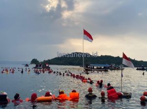 Upacara Bendera Merah Putih di Laut Mutun Pesawaran Pecahkan Rekor MURI