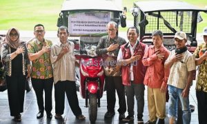 Pemkab Pesawaran Serahkan 5 Unit Kendaraan Roda Tiga untuk Penyandang Disabilitas