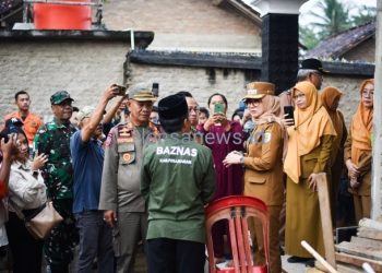 Rumah Wanita Paruh Baya Roboh Diterjang Angin, Bupati Nanda Beri Bantuan