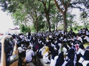 Batal Aksi Demo Ditahan Pemda Ratusan Honorer R4 Pemda Lampung Timur Duduk Saja di Depan Kantor Bupati