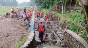 Menghindar dari Konfirmasi, Pengerjaan Kontruksi Rehabilitasi Irigasi D.I Cisangu Atas Diduga Asal-asalan