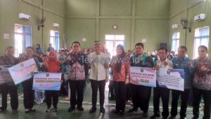 Secara Simbolis Walikota Metro Salurkan Hibah di Karang Rejo