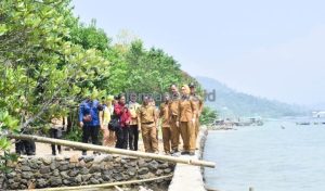 Bupati Nanda Tinjau Rehabilitasi Tanggul Pemecah Ombak di Desa Durian