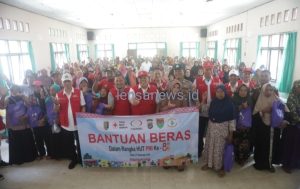 Ketua PMI Lamtim Azwar Hadi, Salurkan Bantuan Beras di Pasir Sakti dan Labuhan Maringgai