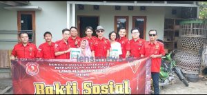 DPD PETIR Metro Bagikan Puluhan Kantong Beras pada Warga Metro Selatan