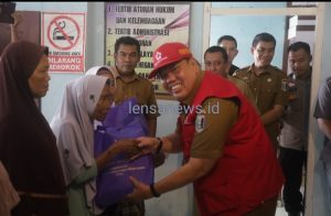 Ketua PMI Lampung Timur Azwar Hadi Salurkan Bantuan Beras di Way Bungur
