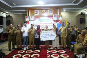 Dorong Literasi dan Inklusi Keuangan Masyarakat, Bupati Lampung Timur Serahkan 1.364 Polis Asuransi Gratis bagi Kader Posyandu
