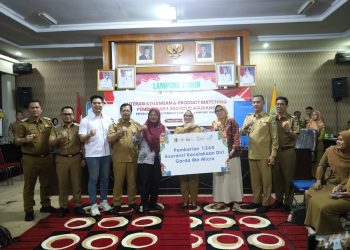 Dorong Literasi dan Inklusi Keuangan Masyarakat, Bupati Lampung Timur Serahkan 1.364 Polis Asuransi Gratis bagi Kader Posyandu
