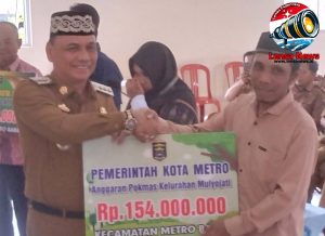 Walikota Metro Salurkan Bantuan Hibah Sarana dan Prasara Rumah Ibadah di Kelurahan Mulyosari