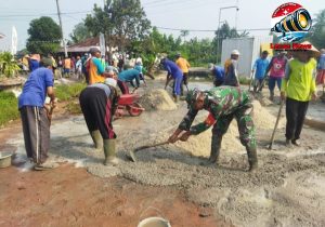 Babinsa Way Bungur Gotong-royong Perbaiki Jalan Rusak Hasil Swadaya Masyarakat