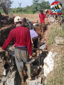 Warga Dusun Kuripan Bangun Jembatan Secara Swadaya Setelah Bertahun-Tahun Tak Diperbaiki Pemerintah