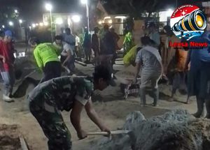 Kebersamaan Malam Hari, Babinsa Raman Aji Ikut Gotong Royong Bersama Warga