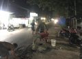 Upaya Menjaga Fasilitas Umum, Babinsa Bantu Tambal Jalan