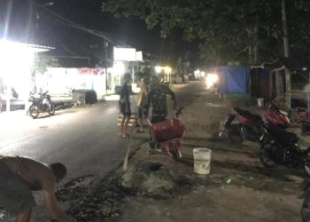 Upaya Menjaga Fasilitas Umum, Babinsa Bantu Tambal Jalan