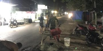 Upaya Menjaga Fasilitas Umum, Babinsa Bantu Tambal Jalan