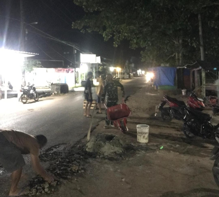 Upaya Menjaga Fasilitas Umum, Babinsa Bantu Tambal Jalan