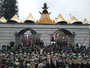 Ribuan Massa Tergabung dalam Aliansi Lampung Melawan Gelar Aksi Didepan Gedung DPRD Provinsi 