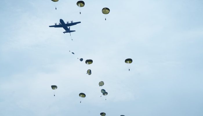 Bersama Tuhan Menyerbu dari Langit: Ratusan Prajurit TNI Terjun di Morowali