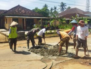 Babinsa Mendorong Swadaya Masyarakat dalam Goro Perbaikan Jalan Lingkungan