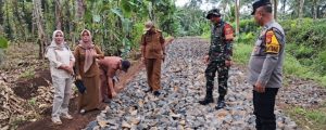 Monitoring Pemasangan Onderlagh, Ini Harapan Babinsa Koramil Sribhawono