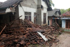 Polsek Panggarangan Bersama Warga Evakuasi Rumah Ambruk, Saat Hujan Disertai Angin Kencang Di Kampung Nagrak