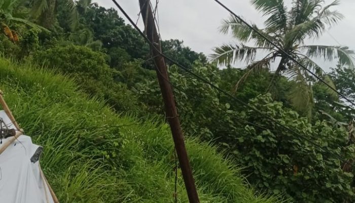 Kabel Wifi Semrawut, Tiang Miring Ancam Keselamatan Pengendara