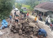 Prihatin Tingginya Angka Kecelakaan, Paguyuban Sopir Truk Selatan Lebak Lakukan Perbaikan Jalan Secara Swadaya