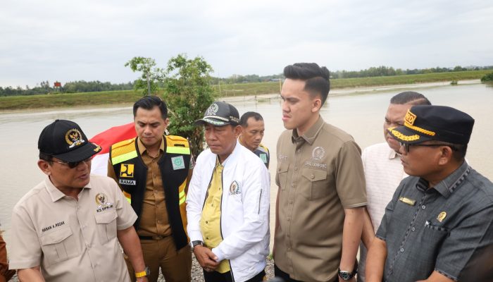 Penyelenggara Pemerintahan dan Pembangunan Tinjau Lokasi Bakal Dibangun Jembatan Gantung di Way Bungur