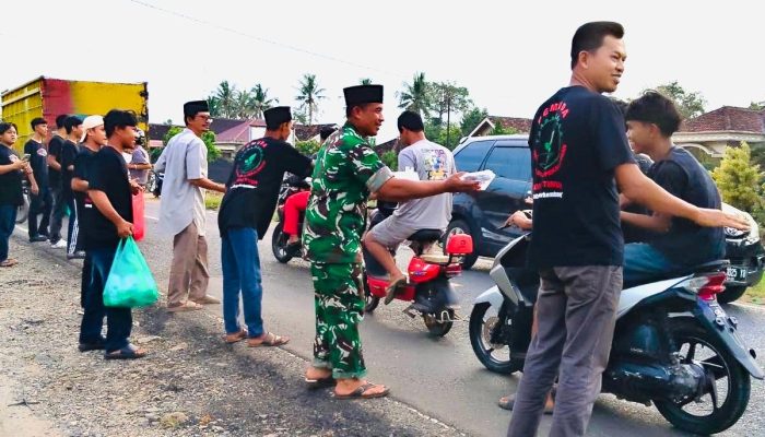 Sinergi Babinsa dengan Pemerintahan Desa Berbagi Takjil 