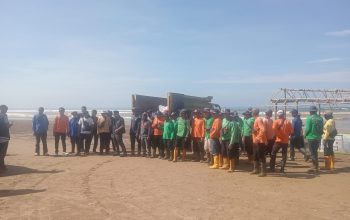 Pengelola Wisata Pantai Bagedur Gelar Aksi Bersihkan Sampah Bersama UPTD SDA Banten 